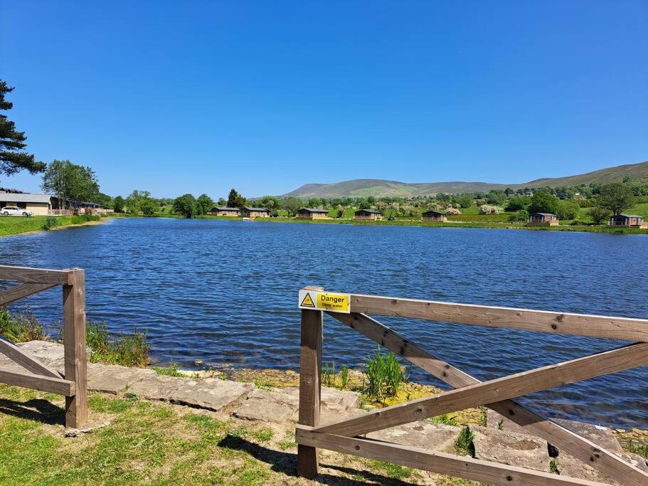 Diddly Squat Lodge With Hot Tub, Pendle View Holiday Park Clitheroe Eksteriør bilde