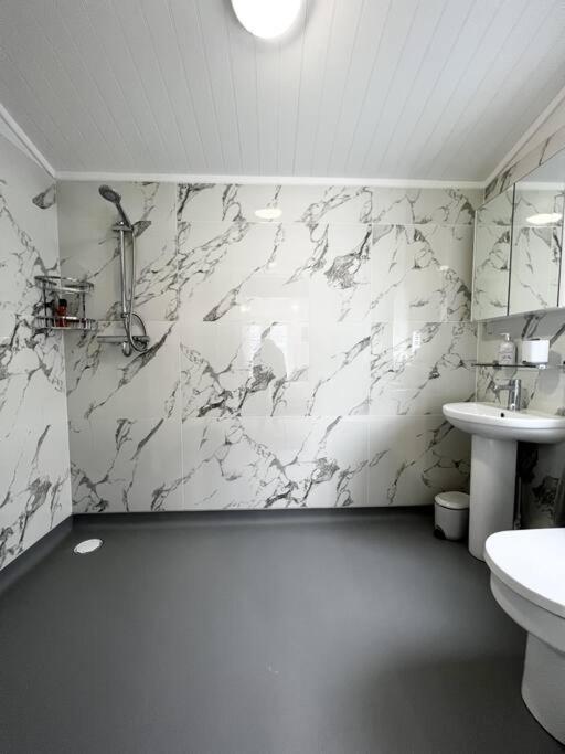 Diddly Squat Lodge With Hot Tub, Pendle View Holiday Park Clitheroe Eksteriør bilde