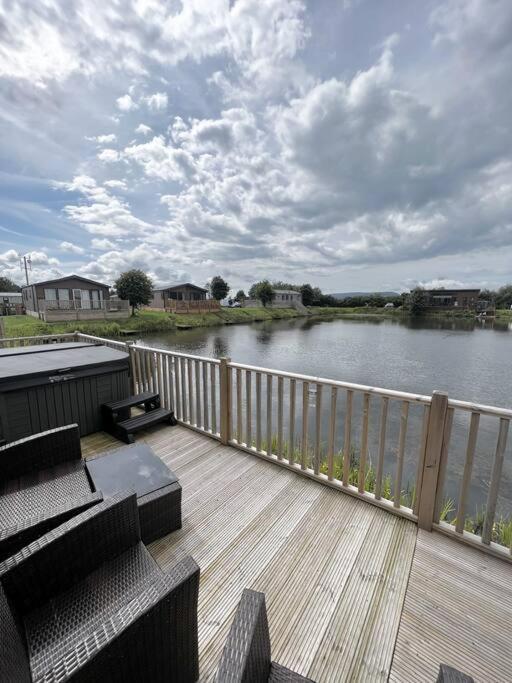 Diddly Squat Lodge With Hot Tub, Pendle View Holiday Park Clitheroe Eksteriør bilde