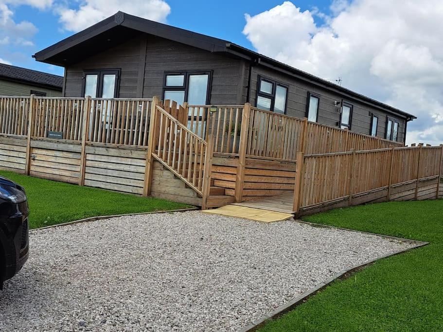 Diddly Squat Lodge With Hot Tub, Pendle View Holiday Park Clitheroe Eksteriør bilde