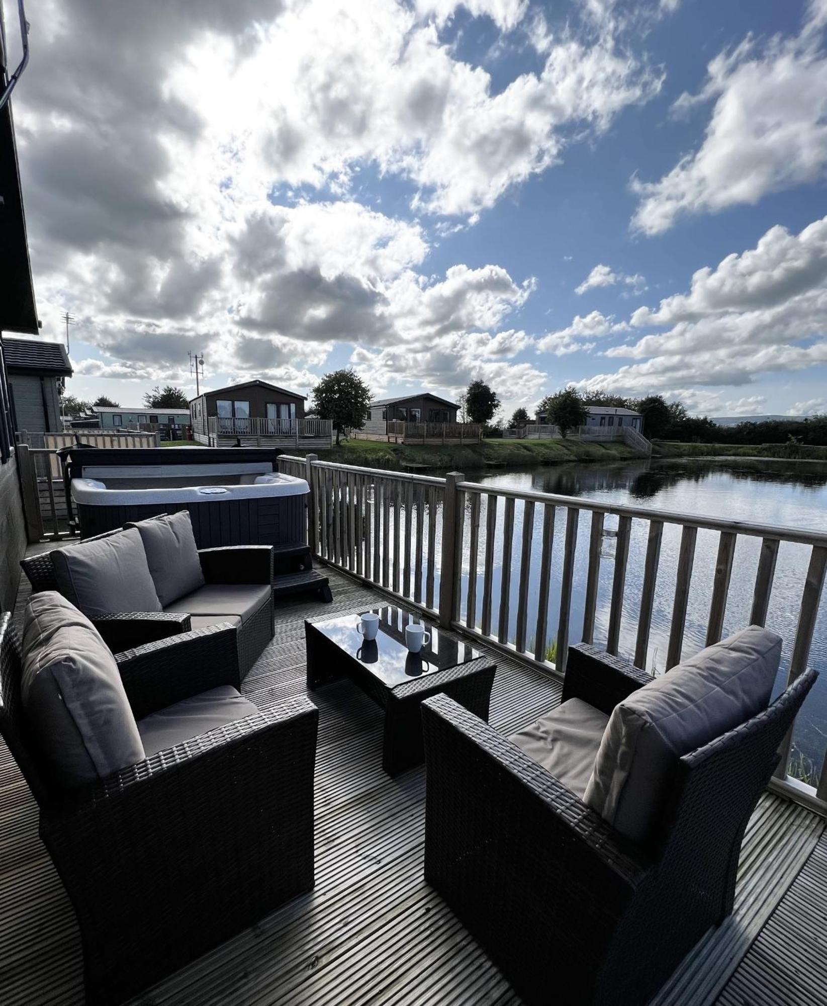 Diddly Squat Lodge With Hot Tub, Pendle View Holiday Park Clitheroe Eksteriør bilde